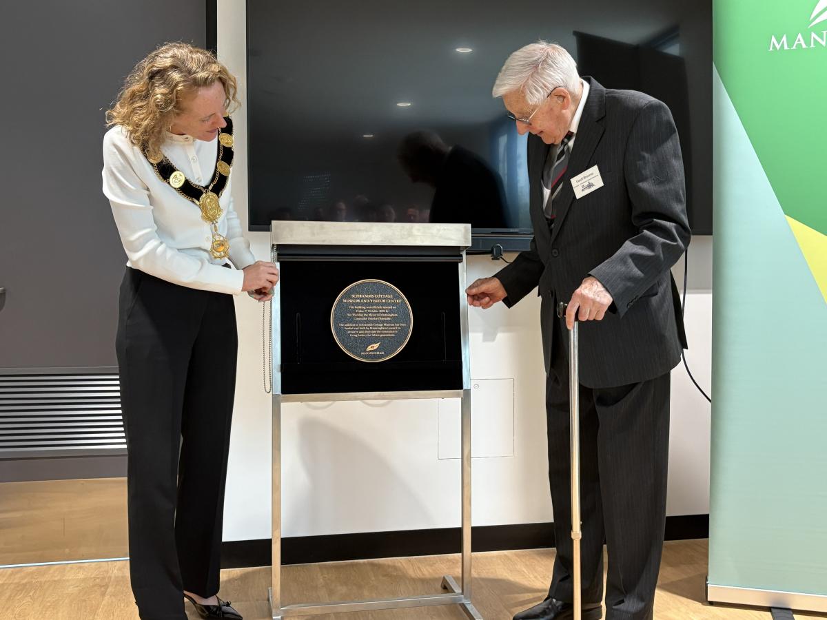 Mayor, Cr Deirdre Diamante, and Doncaster Templestowe Historical Society President Geoff Broome unveil the official plaque for the new building.