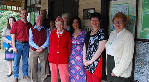 Members of the Warrandyte Historical Society and Manningham Mayor with the new heritage plaque